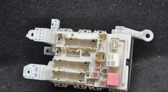 Toyota Auris 150 Fuse box set 8273002120A
