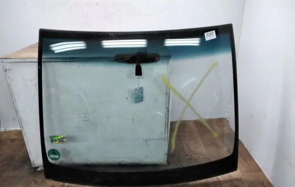 Mercedes-Benz Vito Viano W638 Front windscreen/windshield window 