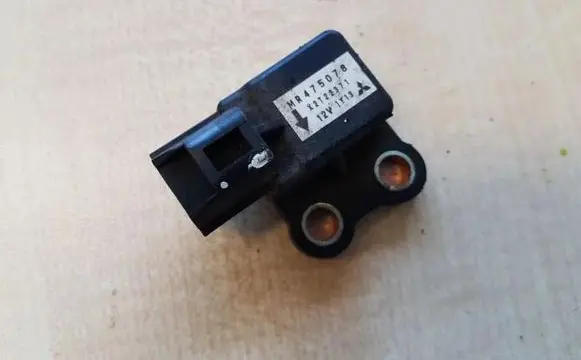 Mitsubishi Pajero Airbag deployment crash/impact sensor MR475078 X2T22371