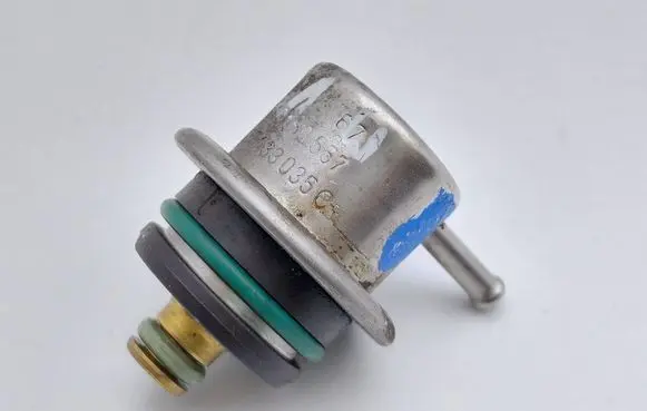 Volkswagen Polo III 6N 6N2 6NF Fuel pressure regulator 037133035C 0280160557