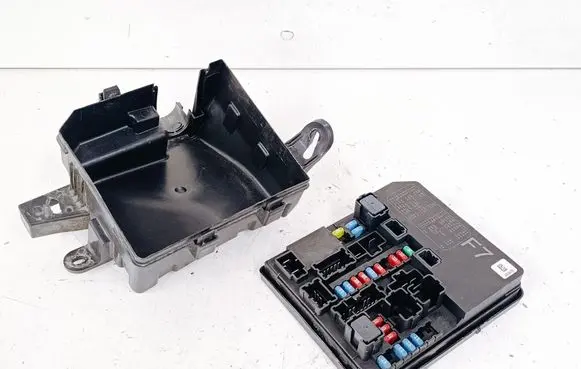 Nissan Juke I F15 Fuse box set 284B71TW1G
