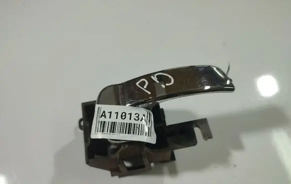 Nissan Pathfinder R51 Front door interior handle 