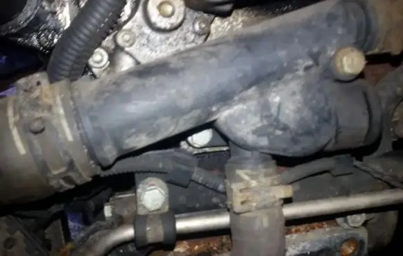Volkswagen Touran I Engine coolant pipe/hose 038121132D 1k0122101ac