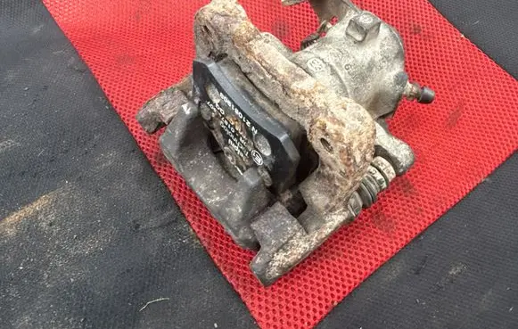 Volkswagen Golf IV Rear brake caliper