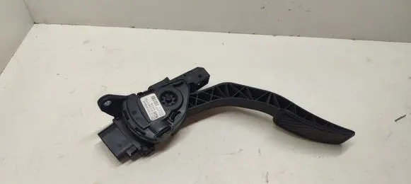 Accelerator throttle pedal