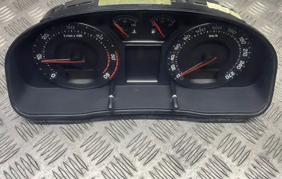 Skoda Superb B5 (3U) Speedometer (instrument cluster) 3U0920811A 81071428
