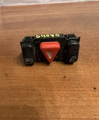 Mercedes-Benz E W210 Hazard light switch 2108201310 D4070