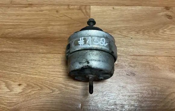 Volkswagen PASSAT B5 Engine mount bracket 4B0199379E