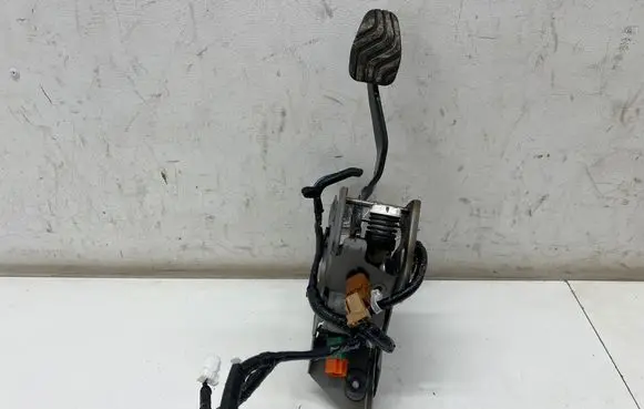 Nissan Qashqai J12 Clutch pedal 2412020100 465036UA0A