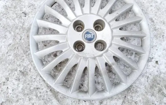 Fiat Punto (188) R14 wheel hub/cap/trim 