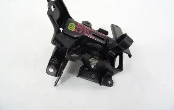 Toyota Yaris Engine mount bracket
