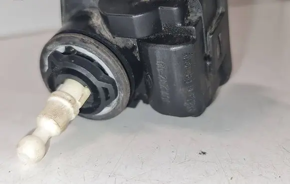 Volkswagen PASSAT B3 Headlight level adjustment motor 1H0941295C 00728200