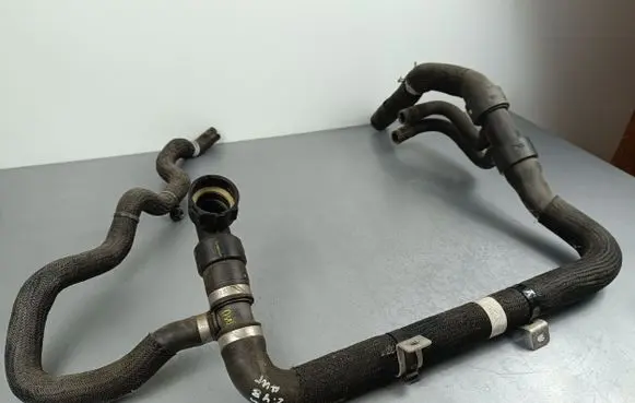 Coolant pipe/hose