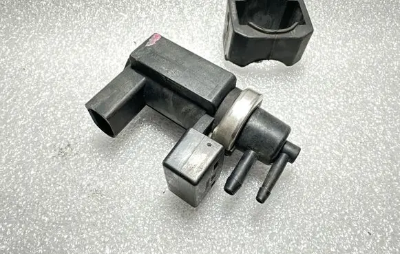 Audi A4 S4 B6 8E 8H Turbo solenoid valve 4E0906628