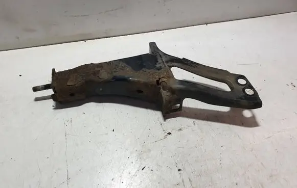 Volvo XC70 Radiator mount bracket 