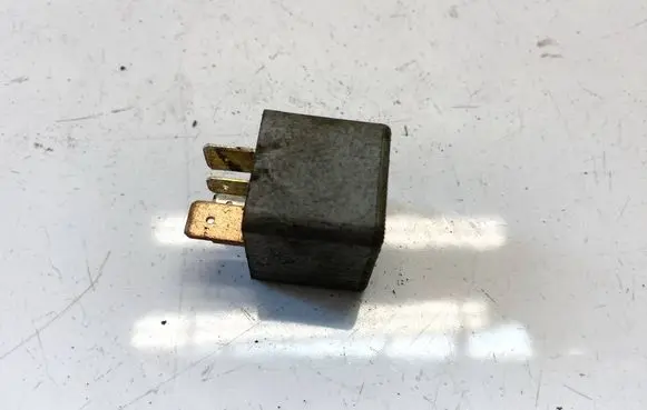 Volkswagen PASSAT B5 Other relay 8a0951253b 899578000