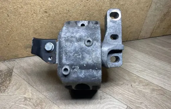Engine mount bracket