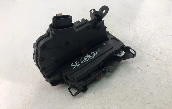 Renault Captur Coupe door lock (next to the handle) 825008835R