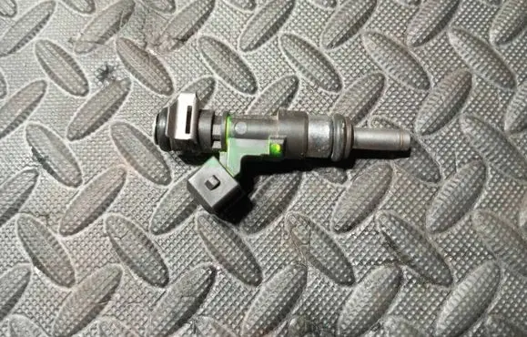 BMW 5 E60 E61 Fuel injector 7834893