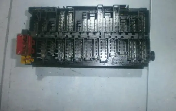 Volkswagen Golf III Fuse box set 357937039