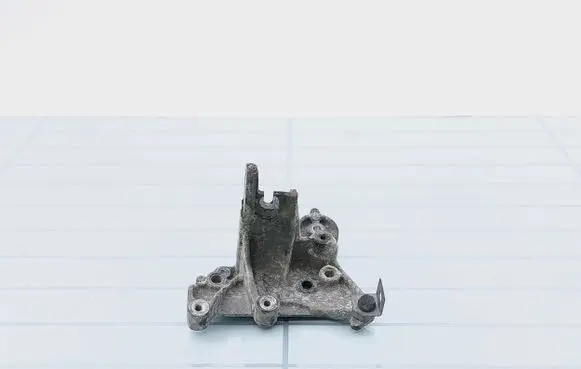 Volvo V50 Engine mounting bracket 9648584680