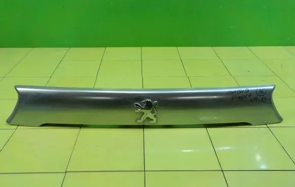 Peugeot 4007 Rear light center trim bar blend 