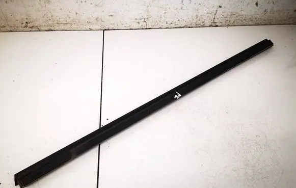Skoda Roomster (5J) Front door glass trim molding 5J7837479