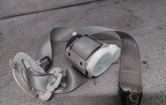 Rear seatbelt