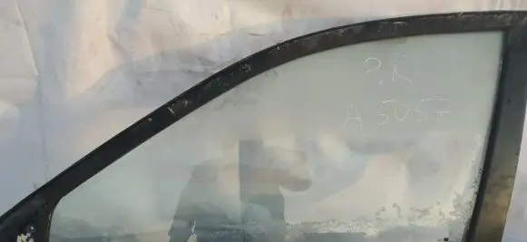 KIA Carens I Front door window glass four-door
