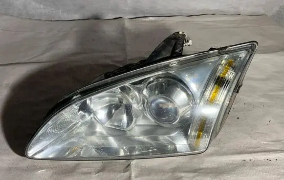 Ford Focus Headlight/headlamp 4M5113W030EC 4M5113W030
