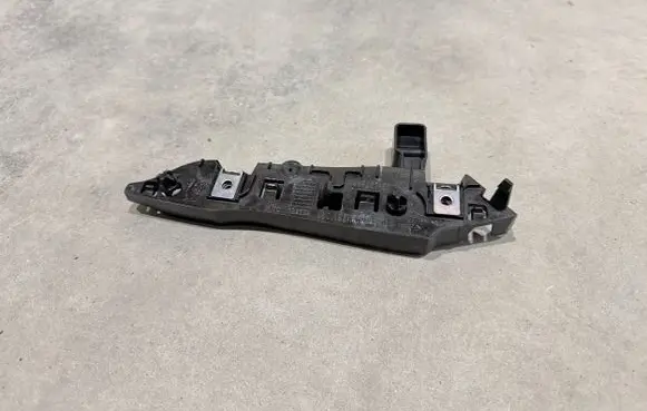 Peugeot 3008 II Front bumper mounting bracket 9810975480