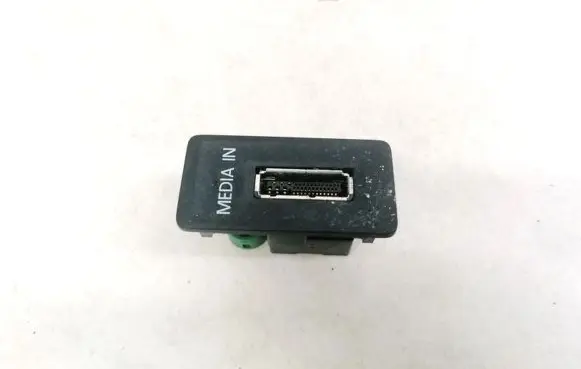 Volkswagen Golf VII USB socket connector 5Q0035736