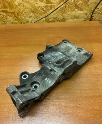 Volkswagen Golf V Generator/alternator bracket 03G903143A