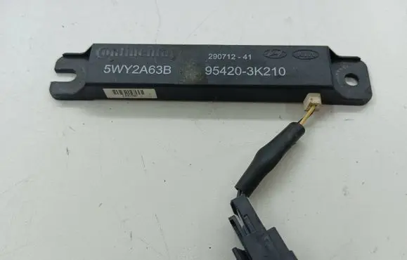Hyundai ix35 Aerial antenna amplifier 954203K210 5WY2A63B