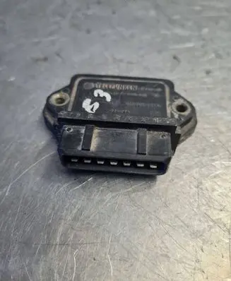 Volkswagen Golf III Ignition amplifier control unit 211905351D 338738