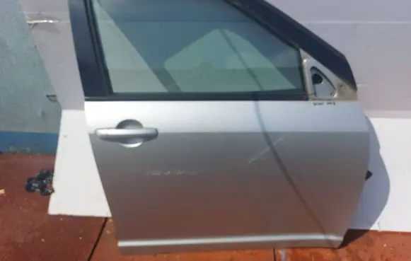 Suzuki Swift I Front door