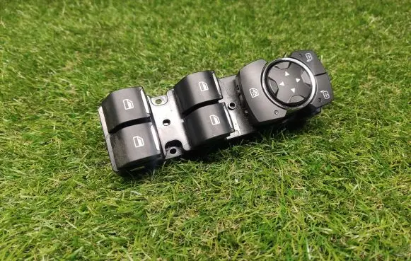 Ford Fusion II Electric window control switch DG9T14540ABW