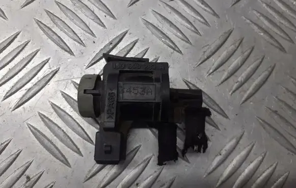 Volkswagen PASSAT B5.5 Valve vacuum 1J0906283