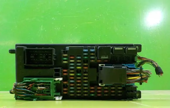 Land Rover Discovery 3 - LR3 Fuse box set YQE500420 BEZPIECZNIKOW