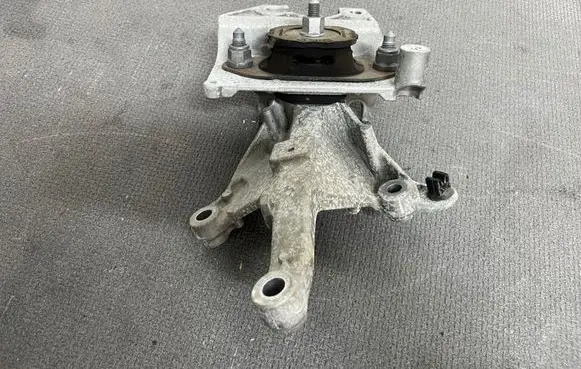 Renault Clio IV Engine mount bracket 112228880R