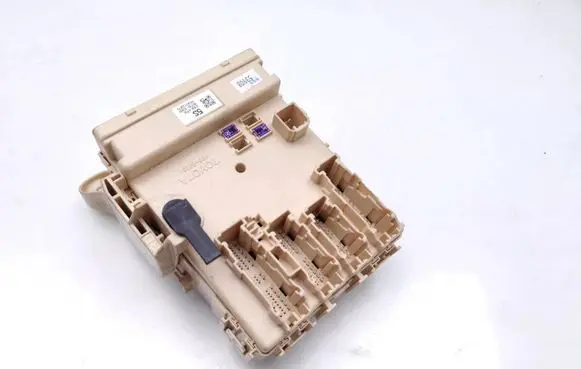 Toyota Auris E180 Fuse module 6358-6756 5SA3133P7 82730-12X81