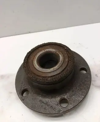 Volkswagen PASSAT B6 Rear wheel hub
