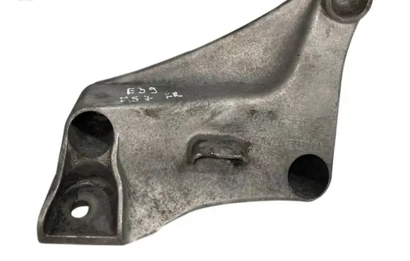BMW 5 E39 Engine mounting bracket 6750441