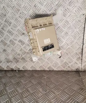 Toyota Avensis T270 Fuse module 8273005680