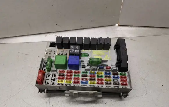 Opel Zafira A Fuse module 24412497