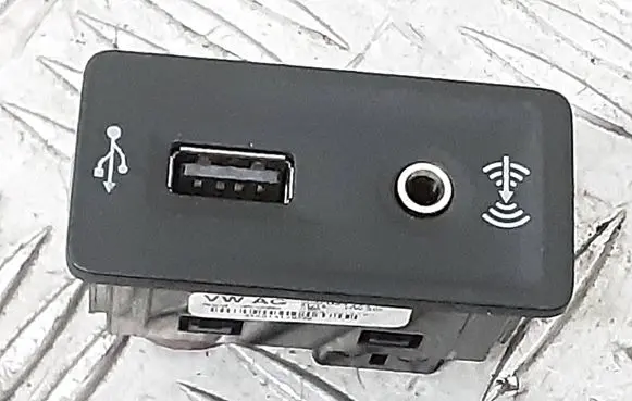 Volkswagen Golf VII USB socket connector 5G0035222F 5Q0035724