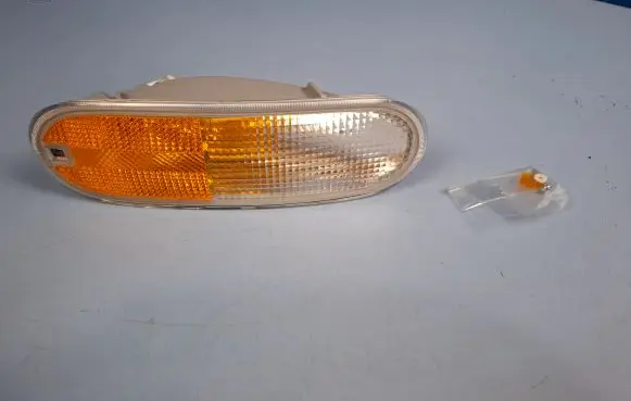 Volkswagen New Beetle Front bumper turn signal 1C0953156A 1C0953156L