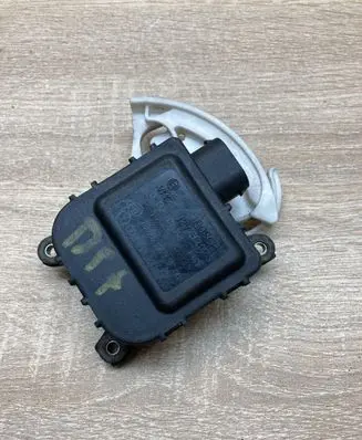 Volkswagen PASSAT B5.5 Air flap motor/actuator 8D1820511E 0132801148