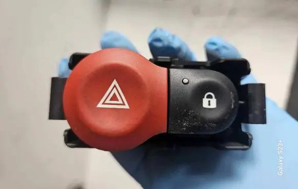 Renault Clio III Hazard light switch 8200214896A
