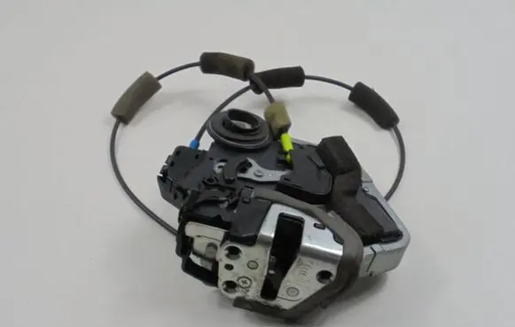 Lexus IS 220D-250-350 Rear door lock 7E3022U4